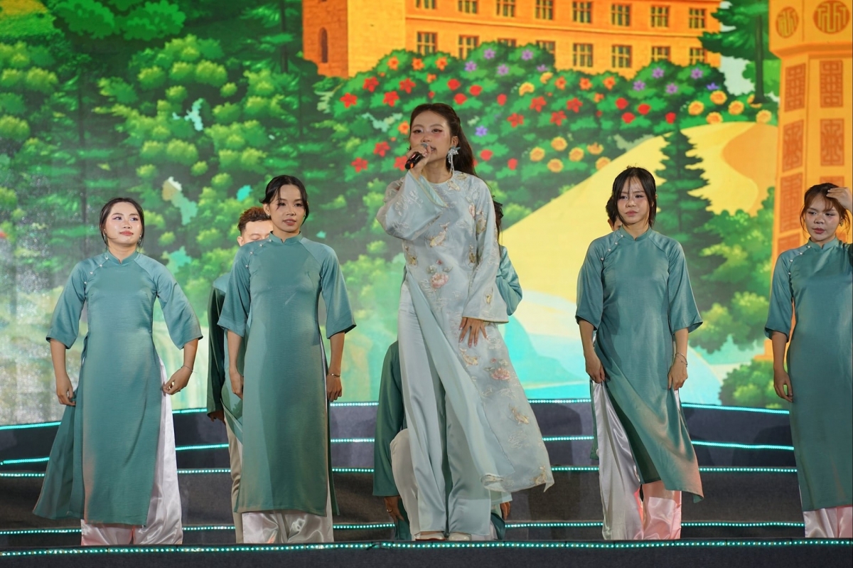 Ca sĩ Phương Mỹ Chi biểu diễn tại lễ bế mạc ở Lâm đồng