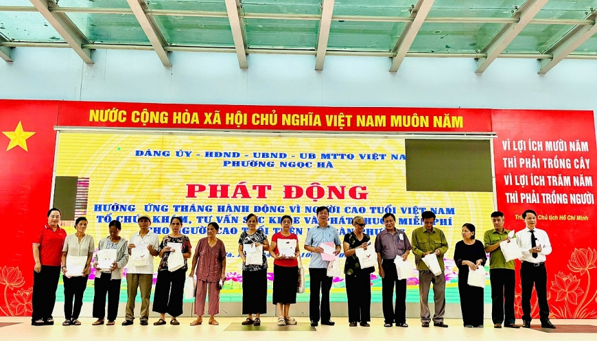 Tặng quà người cao tuổi có hoàn cảnh khó khăn trên địa bàn phường Ngọc Hà