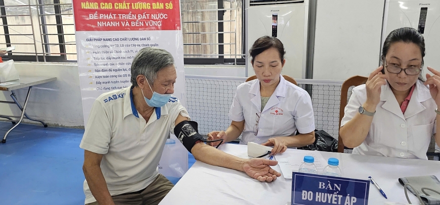 Khám sức khỏe miễn phí cho gần 300 người cao tuổi tại Phường Ngọc Hà, Hà Nội