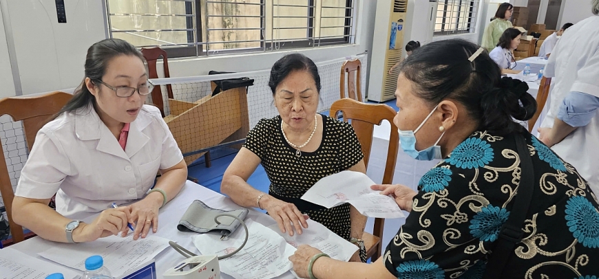 Người cao tuổi được khám sức khoẻ tại chương trình.