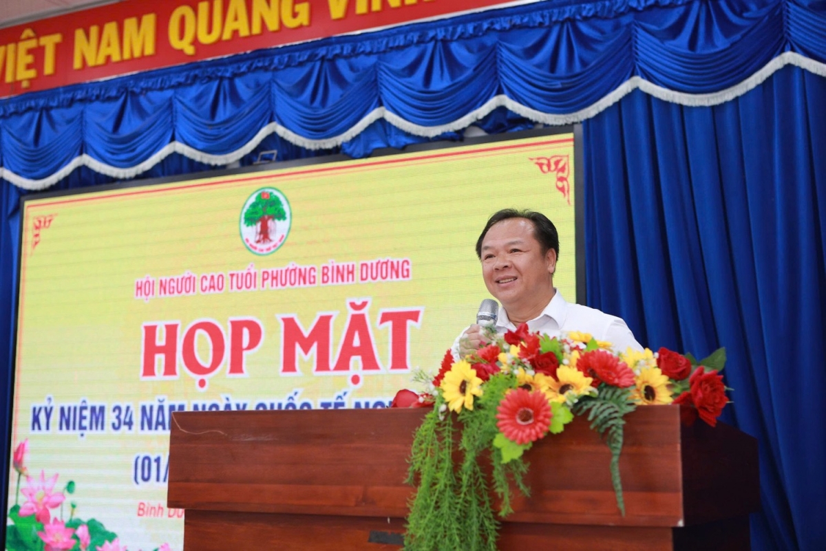 Đồng chí Nguyễn Văn Đông - Thành ủy viên, Bí thư Đảng ủy, Chủ tịch HĐND phường phát biểu chúc mừng Hội Người cao tuổi phường Đồng chí Nguyễn Văn Đông - Thành ủy viên, Bí thư Đảng ủy, Chủ tịch HĐND phường phát biểu chúc mừng Hội Người cao tuổi phường