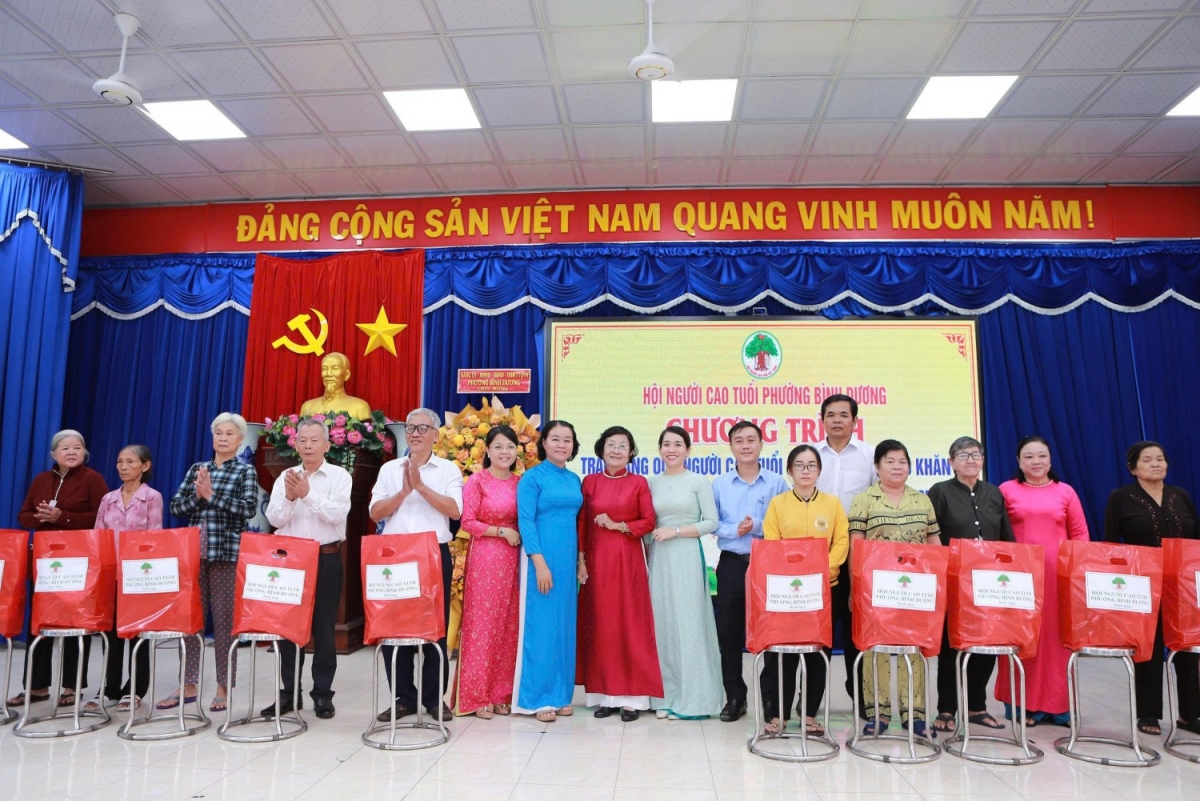 Phường Bình Dương trao quà cho Người cao tuổi khó khăn trên địa bàn Phường Bình Dương trao quà cho Người cao tuổi khó khăn trên địa bàn