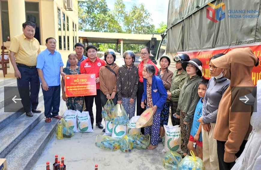 Đoàn công tác của UBMTTQ tỉnh và  Hội Chữ thập đỏ tỉnh Quảng Ninh nhu yếu phẩm  hỗ trợ người dân xã Tân An, tỉnh Nghệ An. Ảnh :(Hội Chữ thập đỏ tỉnh cung cấp)