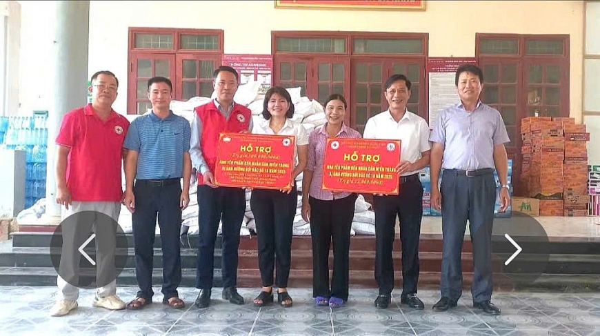 Câu lạc bộ Giọt hồng đất Phật trực thuộc Hội Chữ thập đỏ tỉnh Quảng Ninh đã hỗ trợ một tấn nhu yếu phẩm trị giá 22 triệu đồng đến nhân dân vùng lũ, xã Tượng Lĩnh, tỉnh Thanh Hóa. Ảnh :(Hội Chữ thập đỏ tỉnh cung cấp).