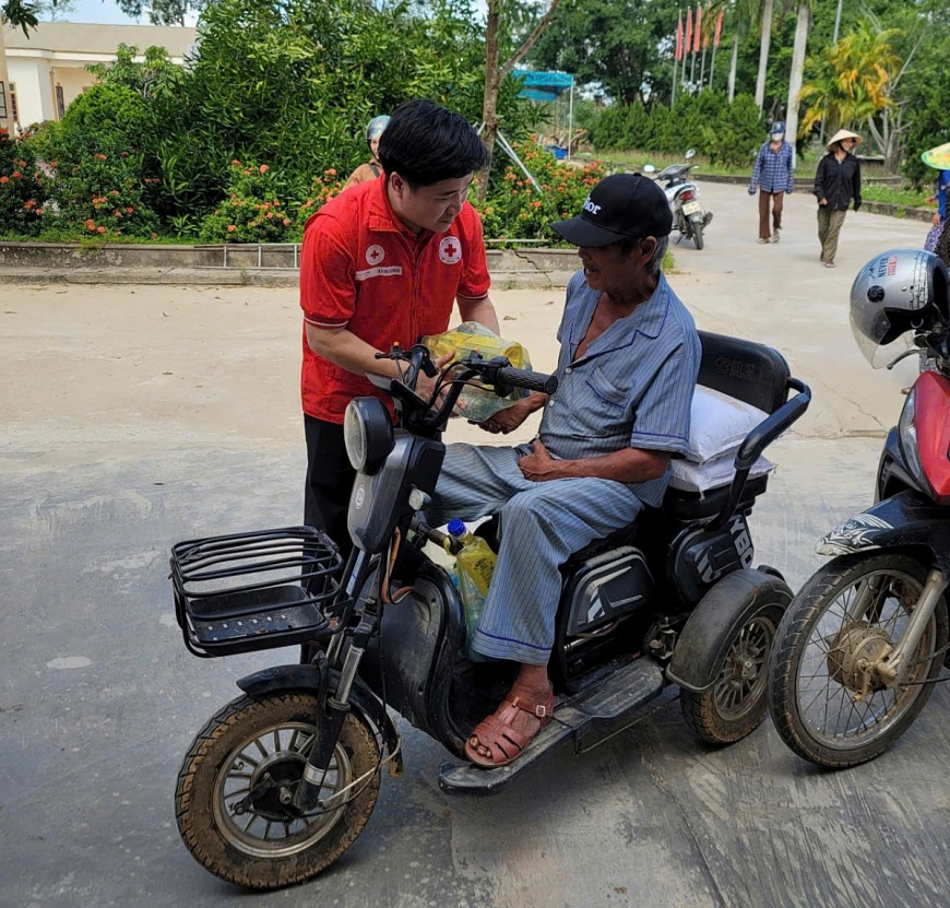  Ông Lý Văn Thành, Chủ tịch Hội Chữ thập đỏ tỉnh Quảng Ninh trao quà cho một NCT ở xã Tân An, tỉnh Nghệ An. Ảnh :(Hội Chữ thập đỏ tỉnh cung cấp).
