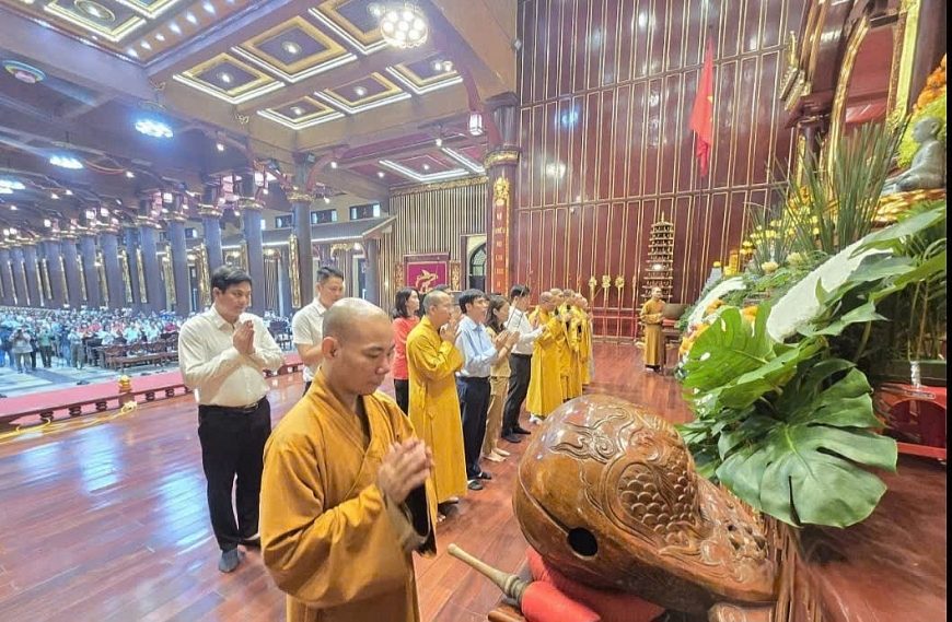 Lễ dâng hương Phật hoàng Trần Nhân Tông trong ngày khai mạc lễ hội