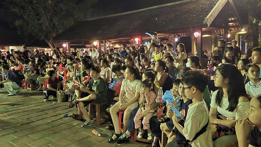 Các cháu thiếu niên, nhi đồng  và du khách tham gia sự kiện Trung thu Di sản- Trăng rằm Yên Tử