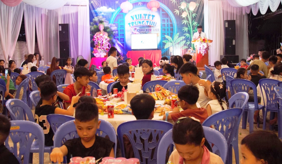 “Đêm hội Trăng rằm” rộn ràng ở khu Xóm Giữa, xã Tiên Lương