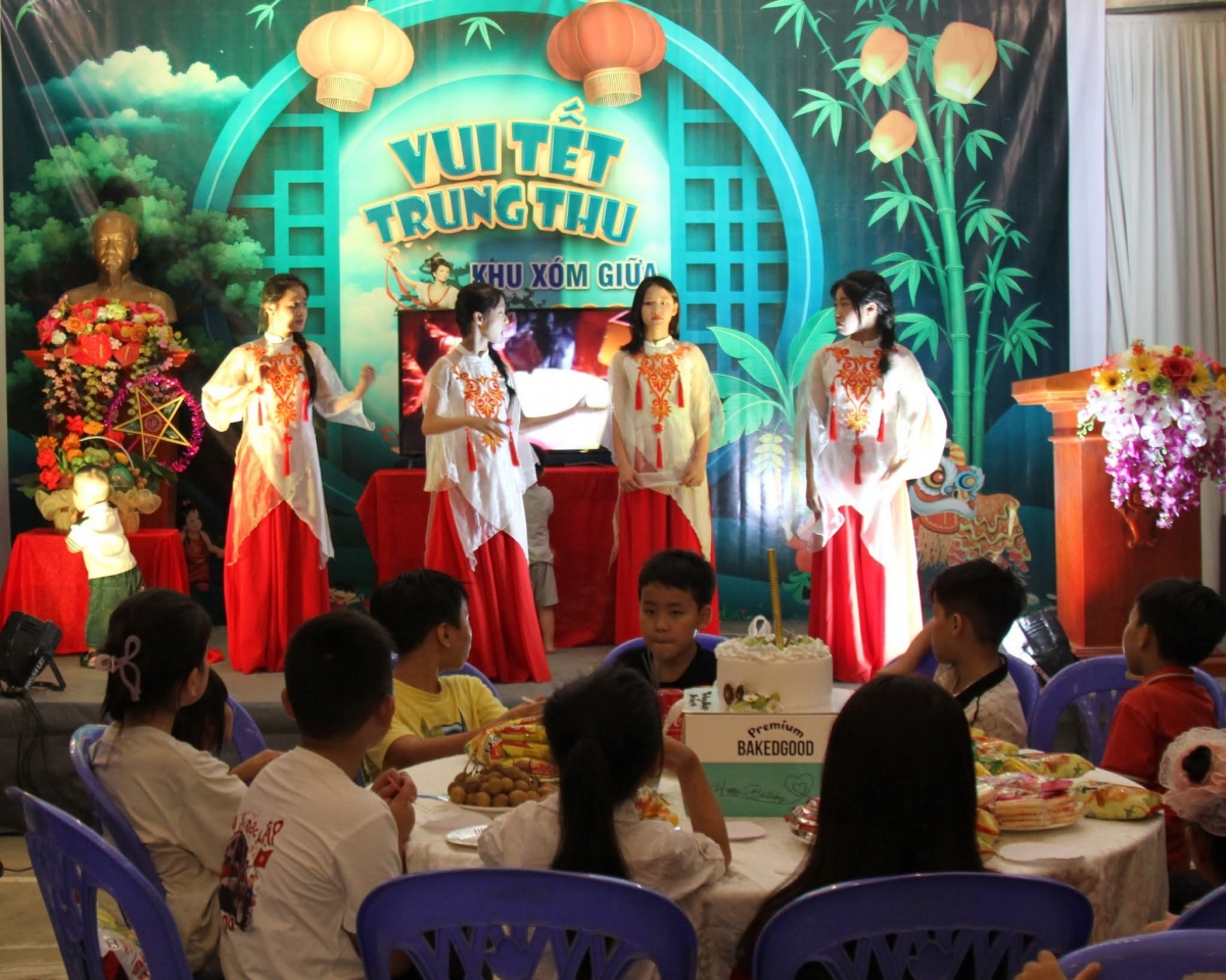 “Đêm hội Trăng rằm” rộn ràng ở khu Xóm Giữa, xã Tiên Lương