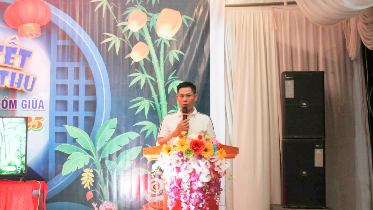 Đồng chí Nguyễn Văn Tuy, Bí thư Chi bộ, Trưởng khu Xóm Giữa