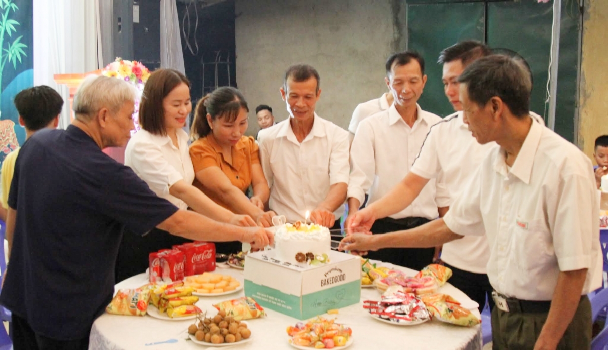 Cán bộ khu và người cao tuổi cùng nhau cắt bánh phá cỗ 