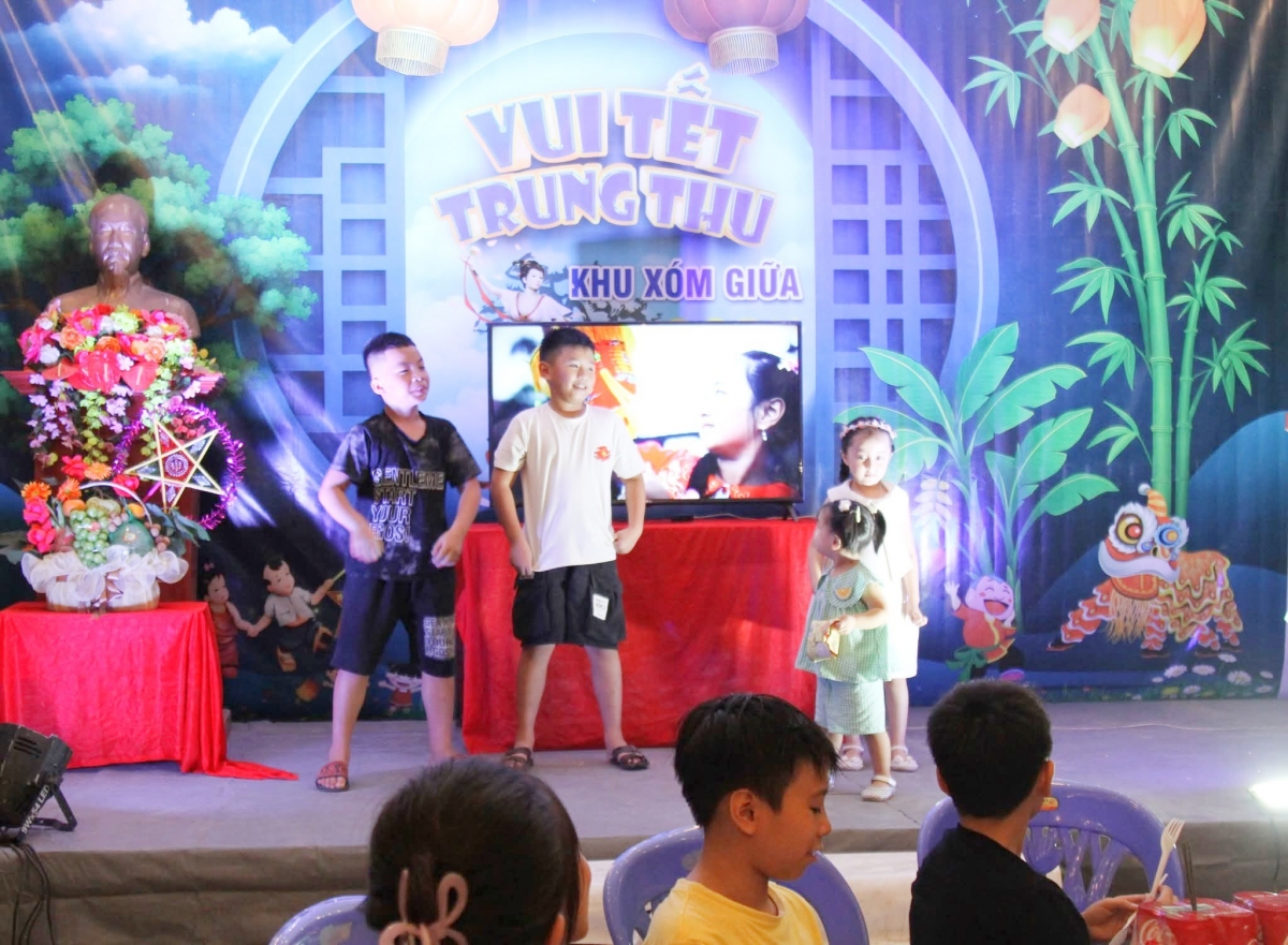 “Đêm hội Trăng rằm” rộn ràng ở khu Xóm Giữa, xã Tiên Lương