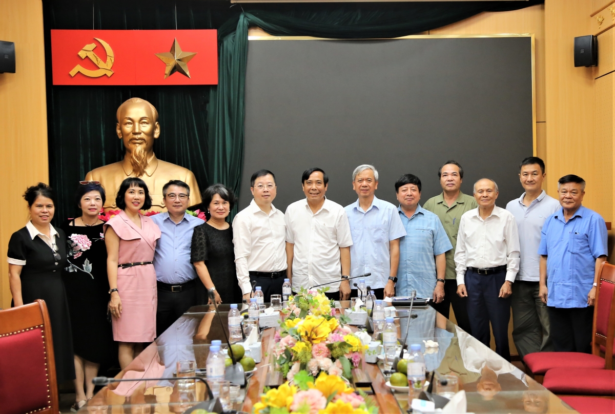 Các đại biểu tham dự buổi làm việc