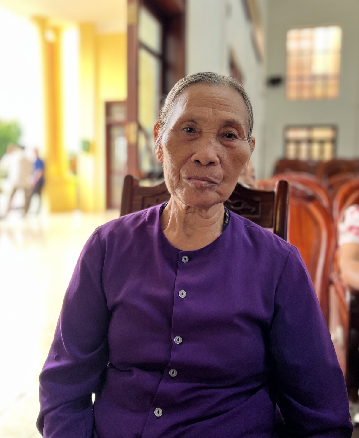 Bà Vũ Thị Quế đại diện gia đình đến nhận phần quà của Trung ương Hội Người cao tuổi Việt Nam