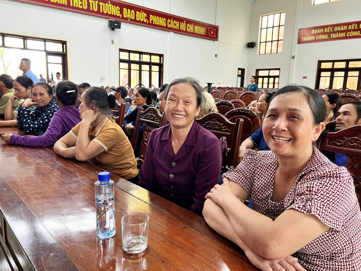 Trung ương Hội Người cao tuổi Việt Nam trao quà hỗ trợ người dân bị ảnh hưởng bão số 10 tại Ninh Bình