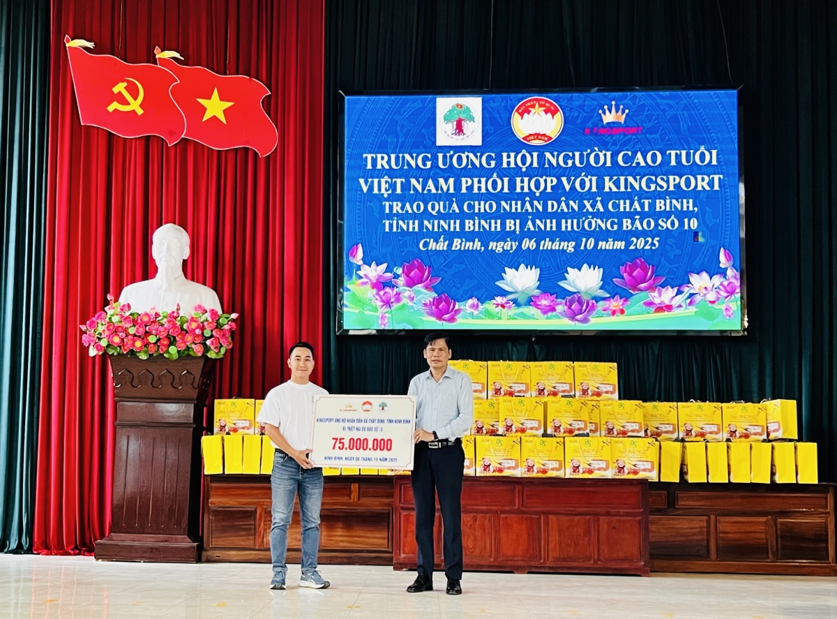 Đại diện nhà tài trợ trao biển hỗ trợ biểu trưng cho đại diện lãnh đạo xã Chất Bình