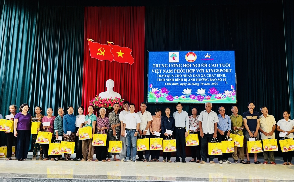 Trung ương Hội Người cao tuổi trao quà cho các hộ dân bị ảnh hưởng do bão số 10 tại xã Chất Bình (tỉnh Ninh Bình)