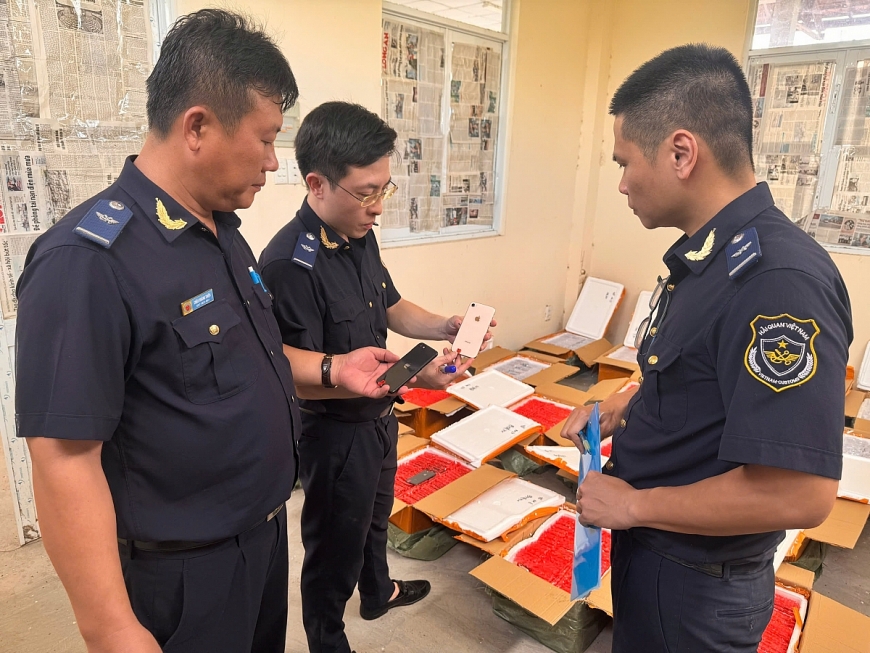 Ngày 16, 17/9/2025, Đội 4 chủ trì phối hợp với Hải quan cửa khẩu quốc tế Bình Hiệp (Chi cục Hải quan Khu vực XVII) kiểm tra thực tế đối với lô hàng quá cảnh của Công ty TNHH MTV B.P.G.