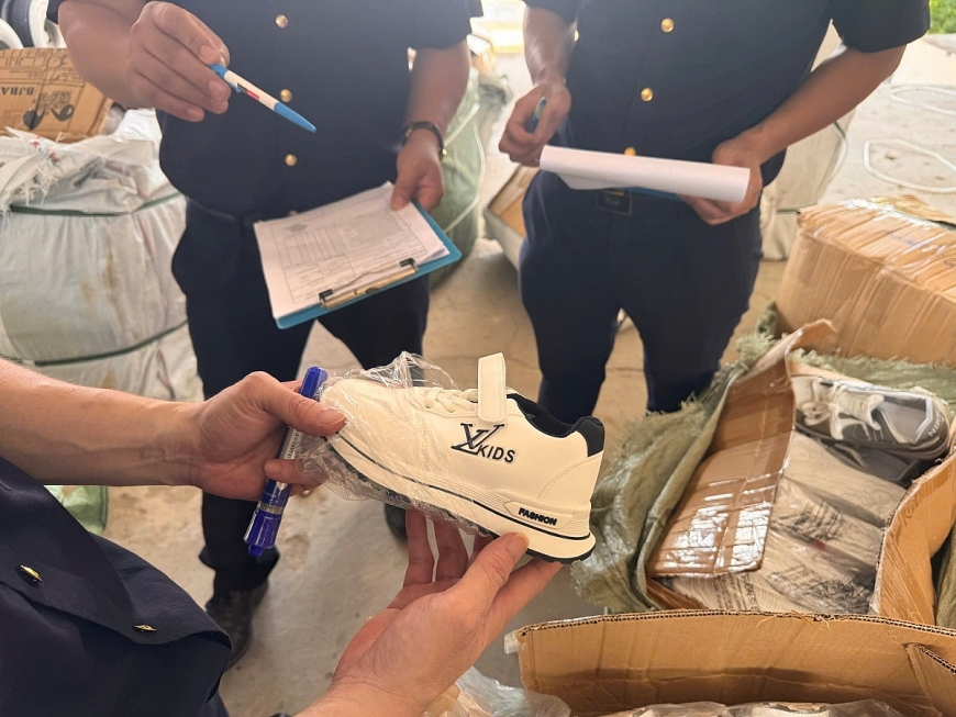 Lực lượng hải quan thu giữ giày nghi vấn giả mạo nhãn hiệu