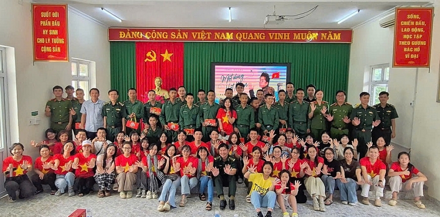 “Trung thu yêu thương – lần X” không chỉ là một chương trình thiện nguyện thường niên, mà đã trở thành cầu nối yêu thương giữa chiến sĩ – thầy cô – học sinh – người dân vùng biên giới