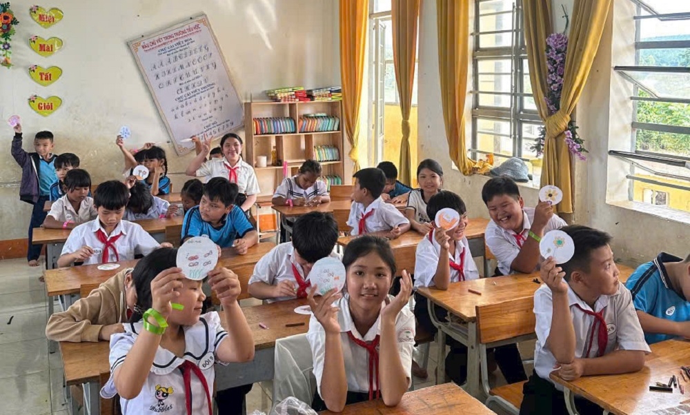 Chiến sĩ mang Trung thu đến với trẻ em vùng biên Hưng Phước