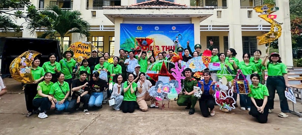 Chiến sĩ mang Trung thu đến với trẻ em vùng biên Hưng Phước