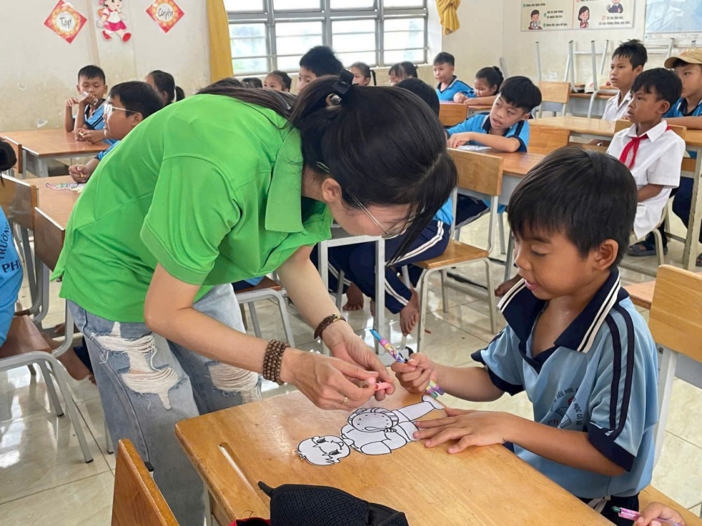 Chiến sĩ mang Trung thu đến với trẻ em vùng biên Hưng Phước