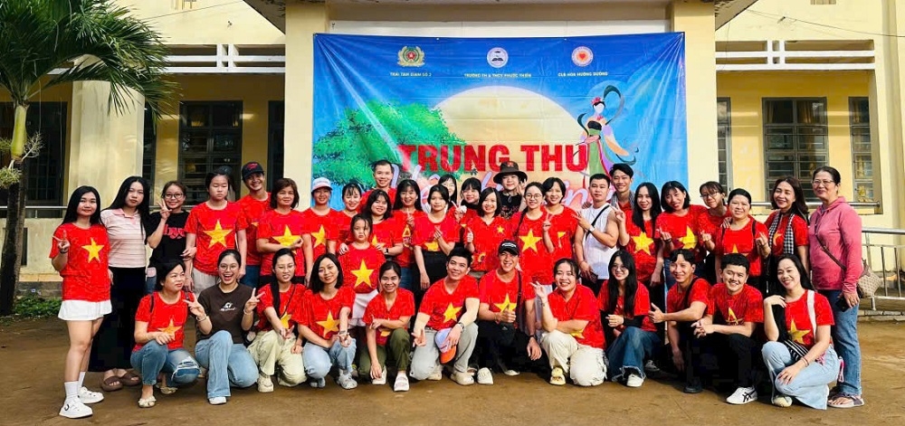 Chiến sĩ mang Trung thu đến với trẻ em vùng biên Hưng Phước