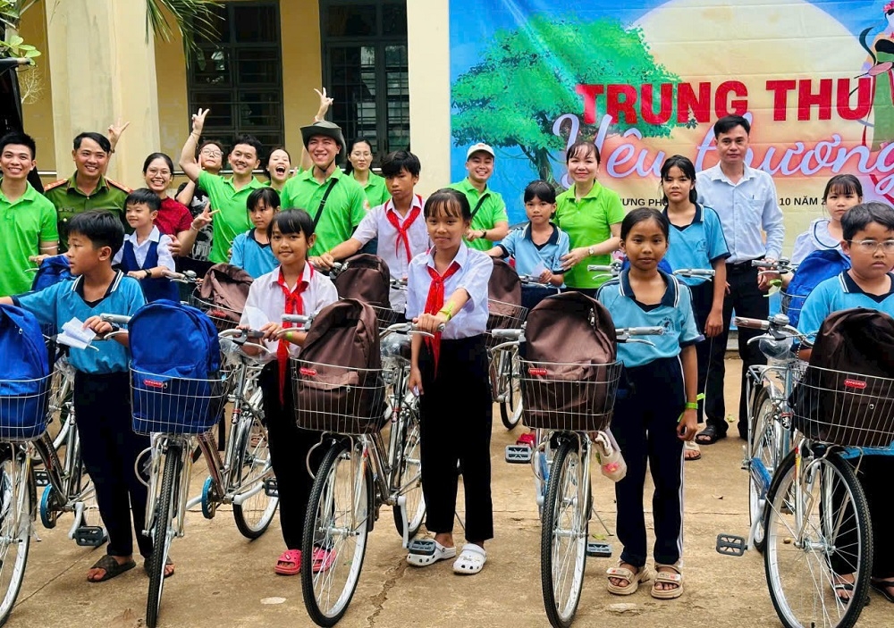 Chiến sĩ mang Trung thu đến với trẻ em vùng biên Hưng Phước