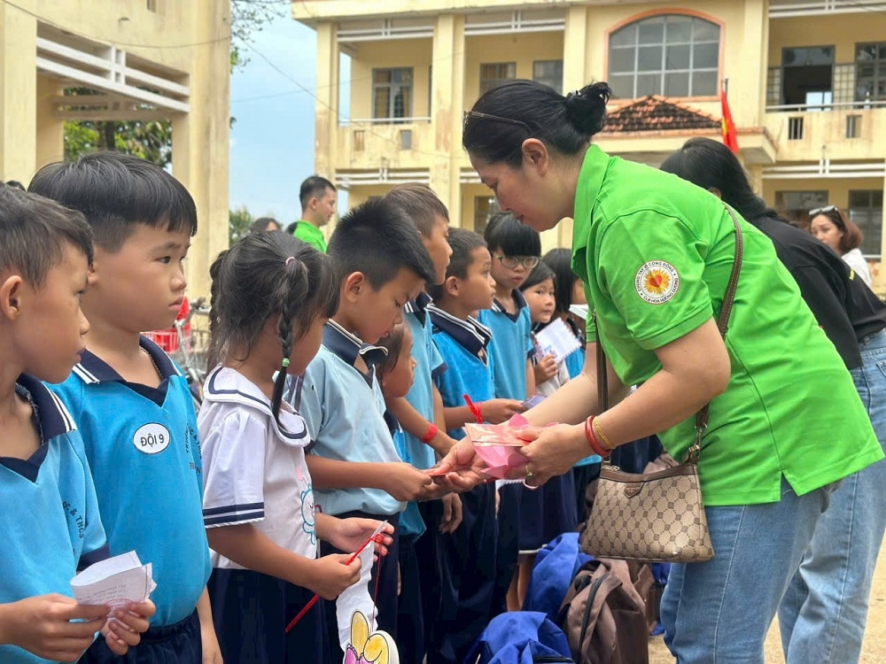 Chiến sĩ mang Trung thu đến với trẻ em vùng biên Hưng Phước