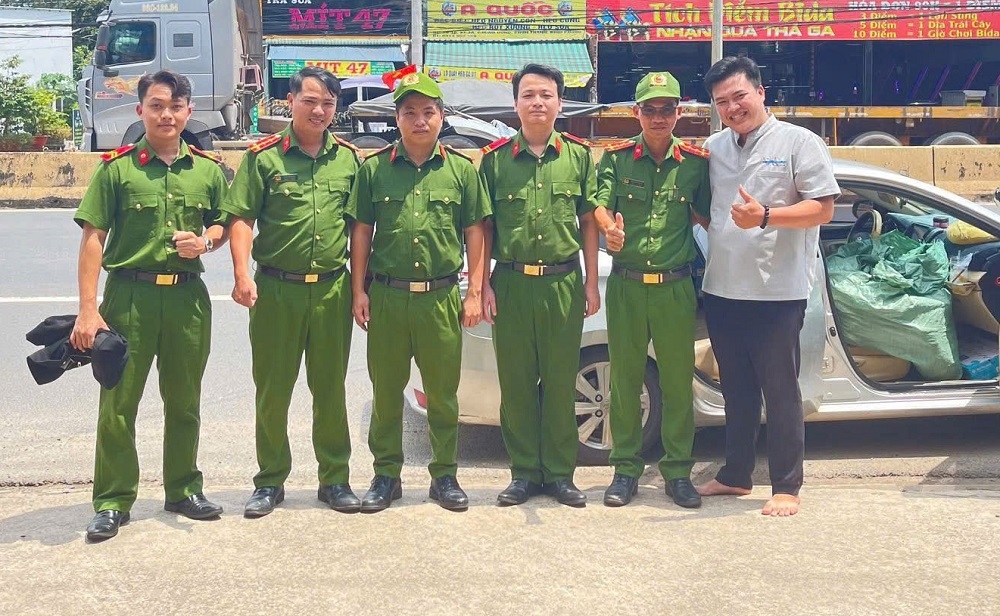 Chiến sĩ mang Trung thu đến với trẻ em vùng biên Hưng Phước