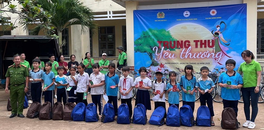 Chiến sĩ mang Trung thu đến với trẻ em vùng biên Hưng Phước