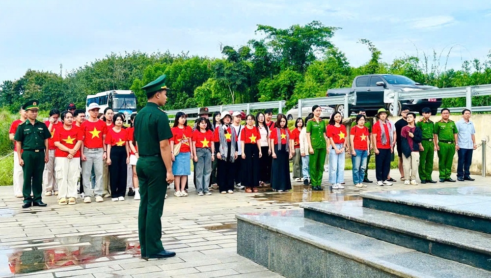 Chiến sĩ mang Trung thu đến với trẻ em vùng biên Hưng Phước