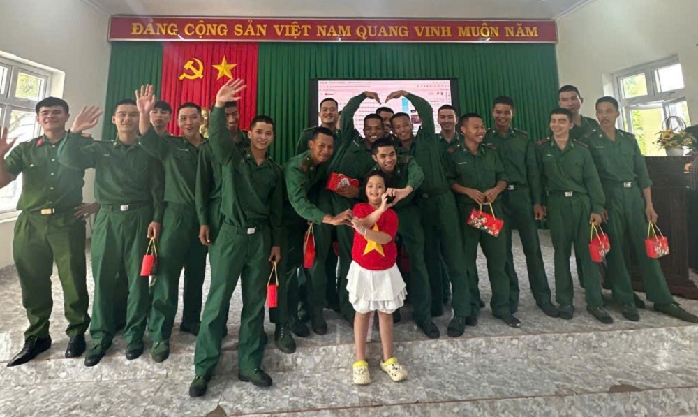 Chiến sĩ mang Trung thu đến với trẻ em vùng biên Hưng Phước