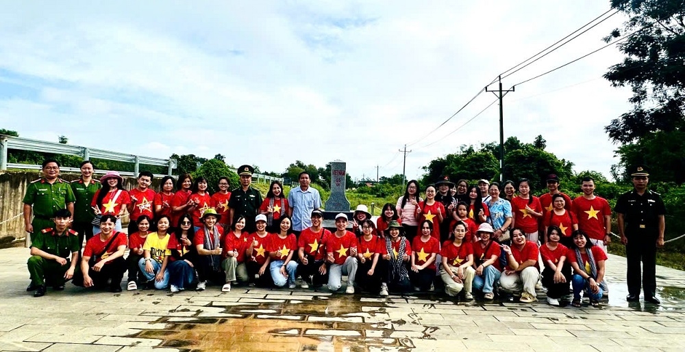 Chiến sĩ mang Trung thu đến với trẻ em vùng biên Hưng Phước