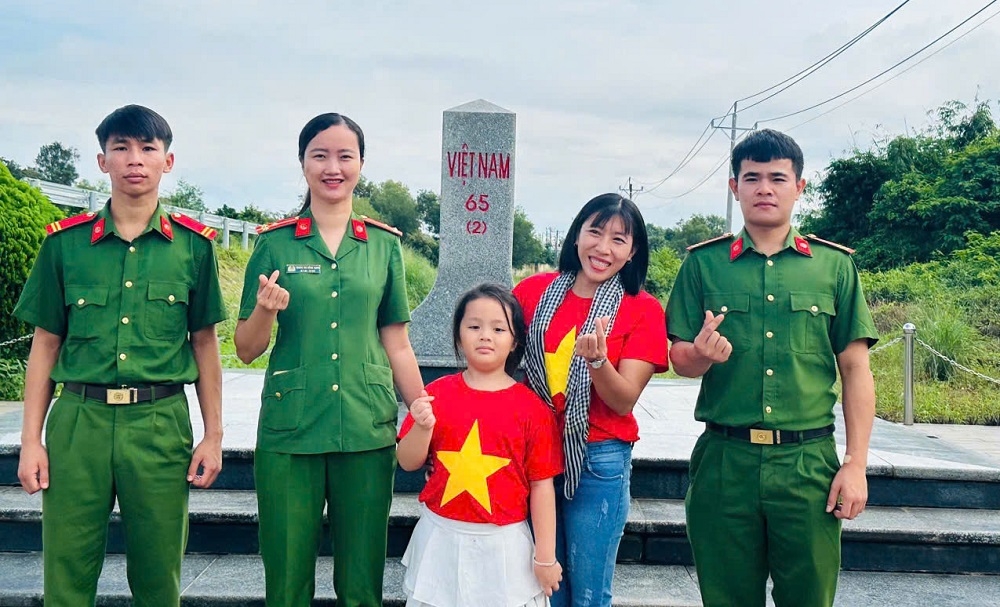 Chiến sĩ mang Trung thu đến với trẻ em vùng biên Hưng Phước