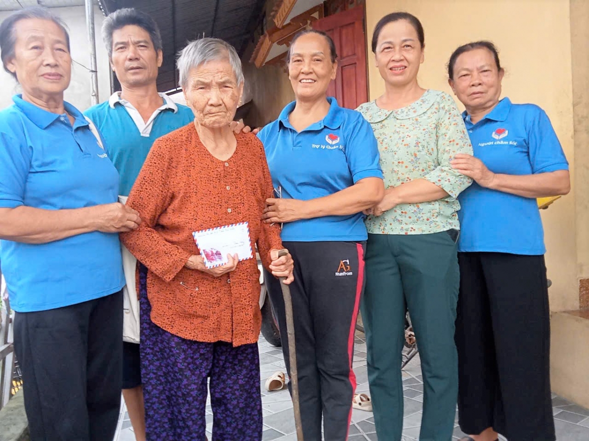 Tặng quà thành viên khó khăn