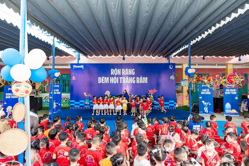 Tại Đà Nẵng, có một mùa trung thu thật đặc biệt đã đến với các em nhỏ trường Mẫu giáo Tiên Lãnh, xã Lãnh Ngọc, mang theo hàng ngàn sản phẩm dinh dưỡng, hàng nghìn bộ dụng cụ học tập, cùng nhiều quà bánh, những khúc ca rộn ràng và vô vàn tình yêu thương từ Vinamilk và Quỹ sữa Vươn cao Việt Nam