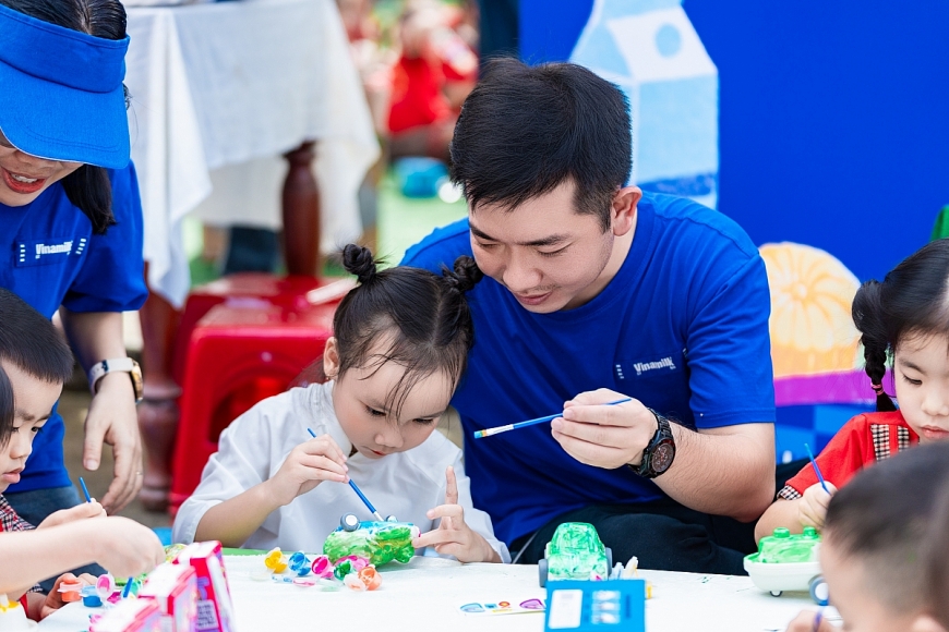 Sân trường rộn rã tiếng cười, những trò chơi sôi động, những bàn tay bé xíu khéo léo tô màu, vẽ nên bức tranh thơ trẻ, tô nên những ước mơ