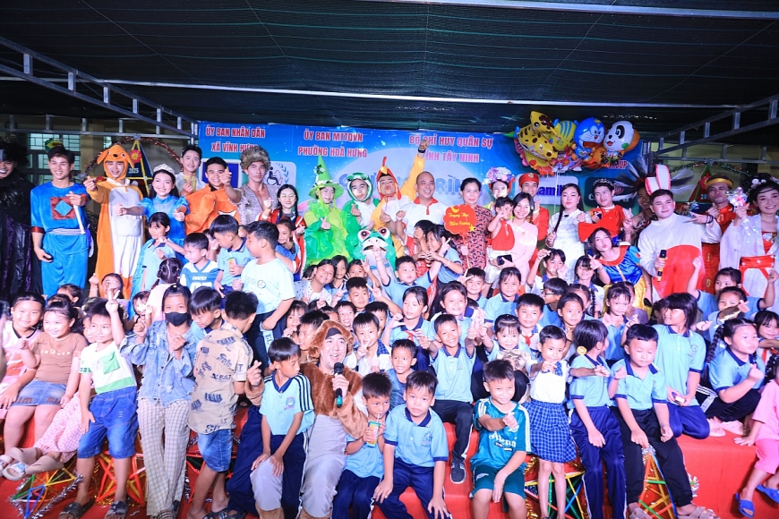 Hàng chục ngàn sản phẩm dinh dưỡng Vinamilk đã được gửi tặng cho thiếu nhi vùng biên tại xã Vĩnh Hưng, tỉnh Tây Ninh trong chương trình “Trung thu biên cương”, như những ngọn đèn nhỏ thắp sáng niềm vui và lòng tự hào của tuổi thơ