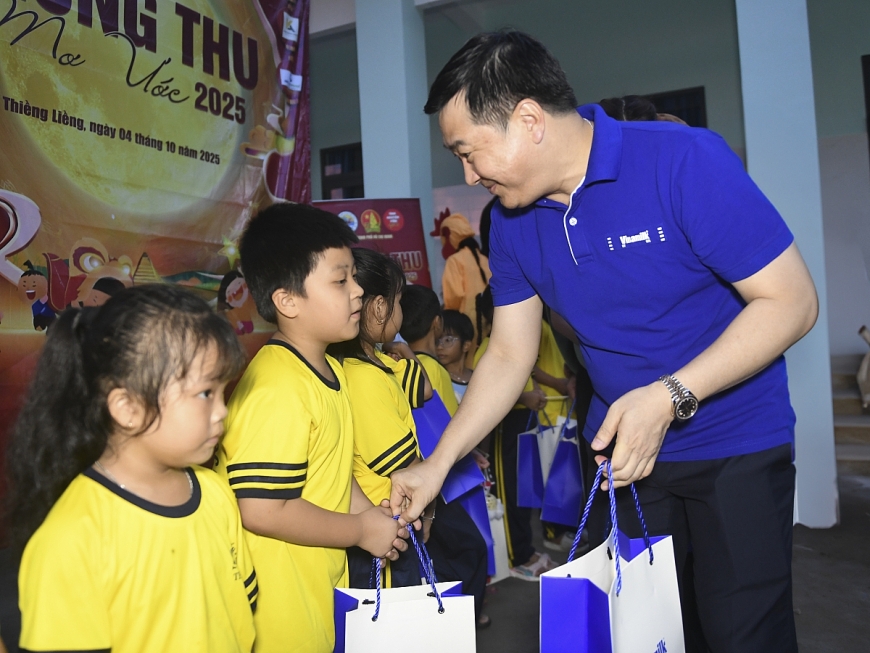 Các em đón nhận những món quà dinh dưỡng tốt lành từ Vinamilk trong mùa trăng