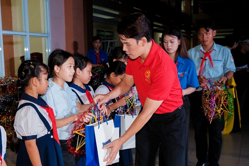 Tại chương trình “Ánh trăng hòa bình” ở xã Kim Long (thành phố Hồ Chí Minh), những món quà dinh dưỡng của Vinamilk được trao đến các em nhỏ với rất nhiều yêu thương