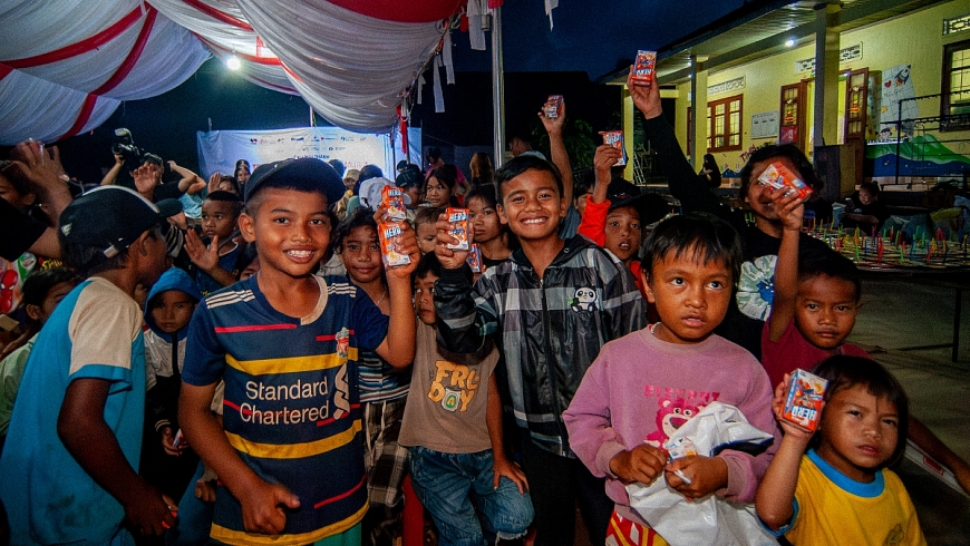 Tại những bản làng heo hút ở Tây Nguyên, nơi cuộc sống còn thiếu thốn, những hộp sữa thơm lành của Vinamilk đã làm sáng lên niềm vui của các em nhỏ