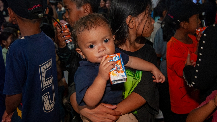 Không chỉ là những hộp sữa, mỗi phần quà Vinamilk gửi trao còn chứa đựng tình yêu thương, sự sẻ chia và niềm tin rằng mọi trẻ em Việt Nam đều xứng đáng được tận hưởng một tuổi thơ trọn vẹn