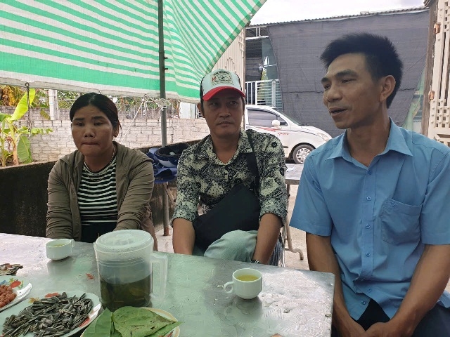 Vợ chồng anh Lại Văn Lực đã đến động viên và hỗ trợ cháu Đỗ Trí Bính 5 triệu đồng