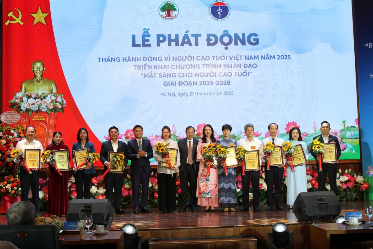 Bà Đặng Bảo Uyên (thứ 6 từ trái sang) được Trung ương Hội NCT Việt Nam vinh danh tại Lễ phát động Tháng hành động vì Người cao tuổi Việt Nam năm 2025)