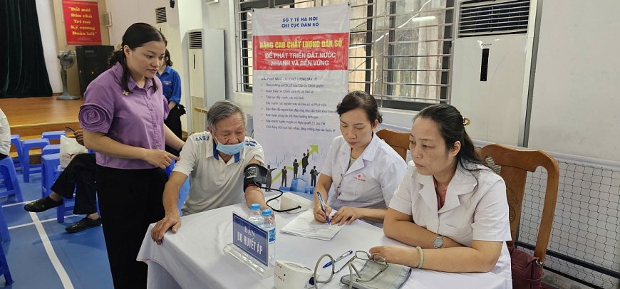 Phường Ngọc Hà tổ chức thăm khám và lập sổ sức khoẻ điện tử cho NCT