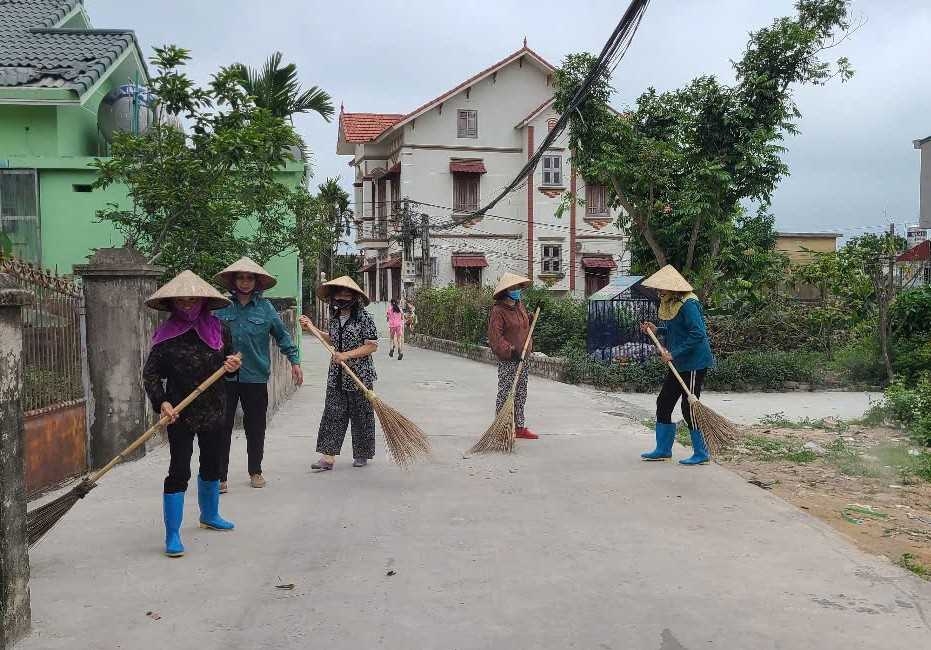 Người cao tuổi đi đầu trong phong trào làm sạch môi trường
