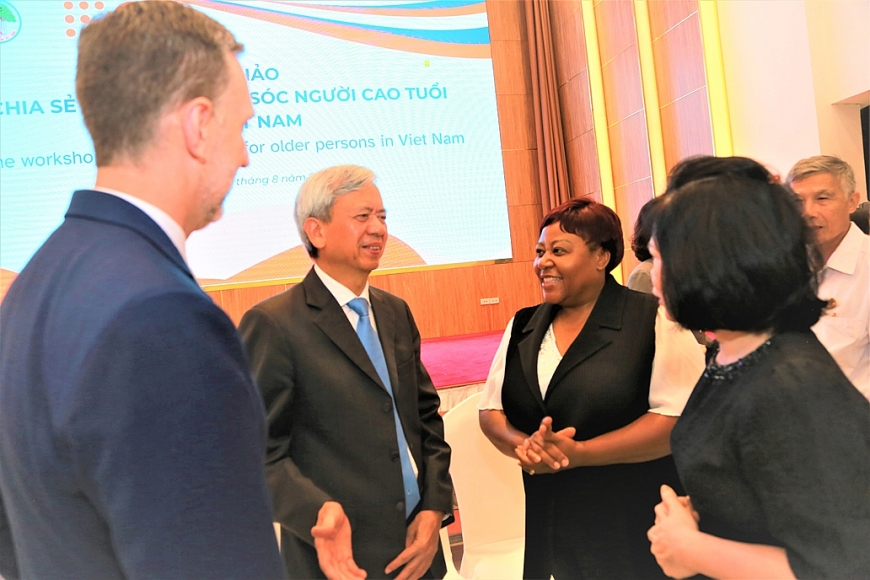 Đổi mới tư duy về việc làm cho người cao tuổi