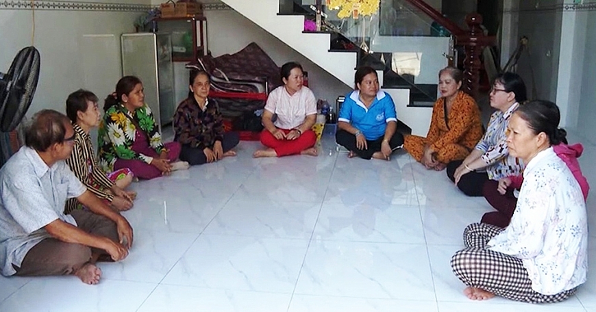 Tuyên truyền mô hình thu gom phiếu liệu bảo vệ môi trường cho người cao tuổi.